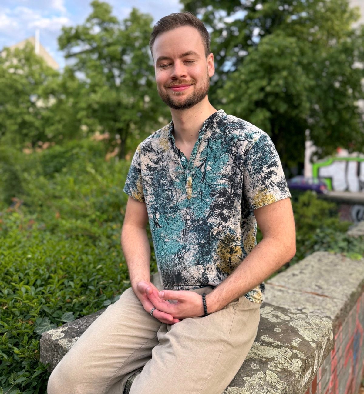 Daniel Hanke meditierend im Park